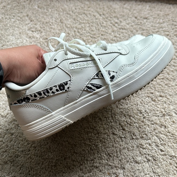 Women size 8 1/2. Off white. Reebok classic. Worn a few times. - Picture 9 of 9